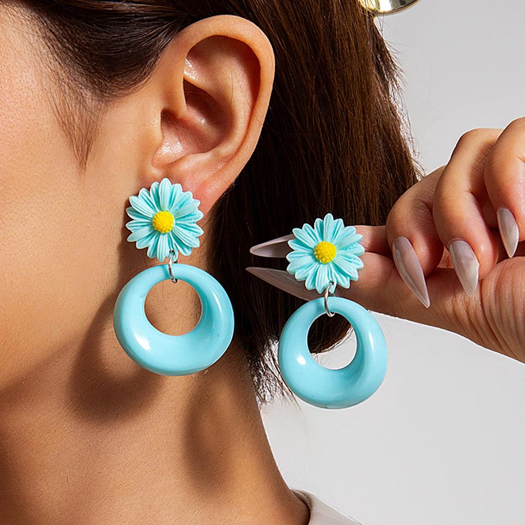 Exquisite temperament flower earrings, geometric exaggerated matte stud earrings