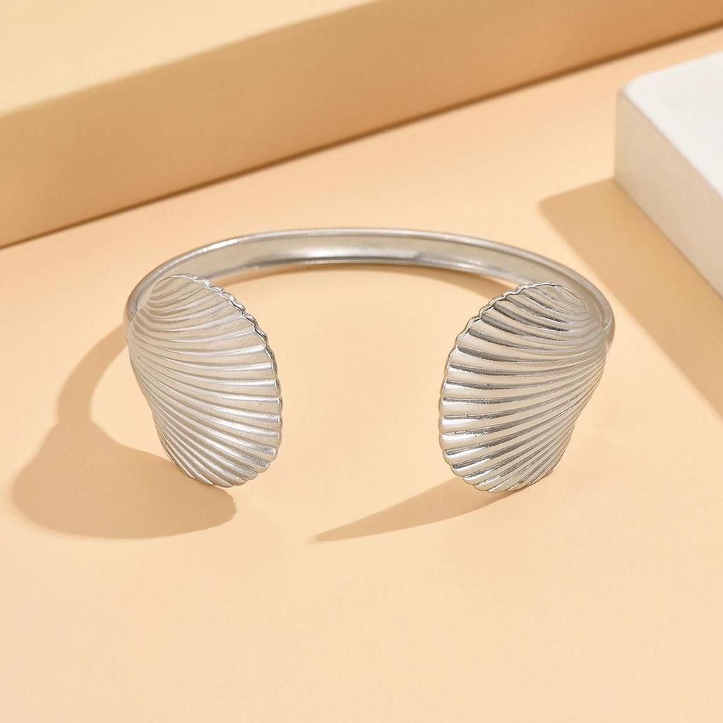 European & American Marine-Inspired Stainless Steel Shell Bracelet for Women