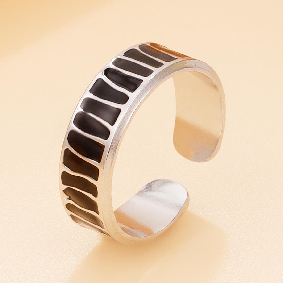 Geometric Drip Oil Black & White Enamel Ring: Retro Irregular Stainless Steel Jewelry for Women