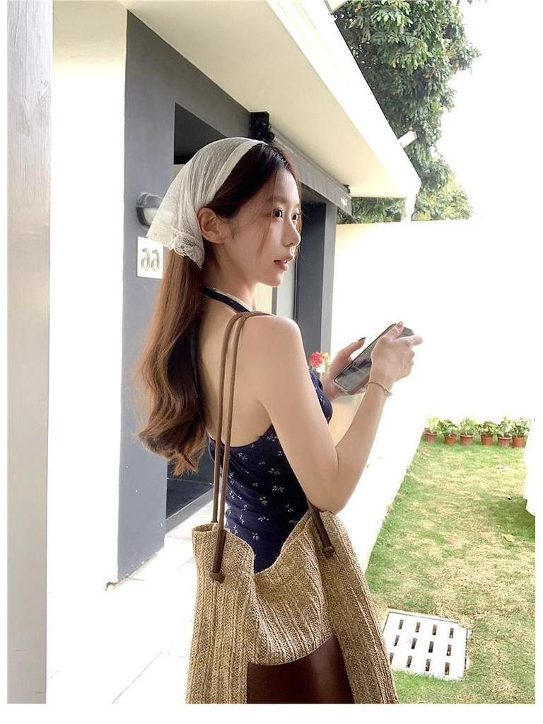 Dámské letní šaty 2025 z francouzské krajky s květinovým vzorem, halterové, s výstřihem do V - Střih zvýrazňující pas, prázdninový styl