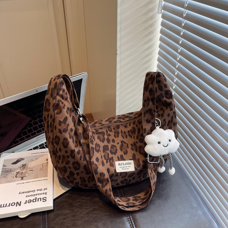 

Niche design casual simple personality trend large capacity bag 2025 autumn new women s shoulder messenger bag Without pendant темно-коричневого