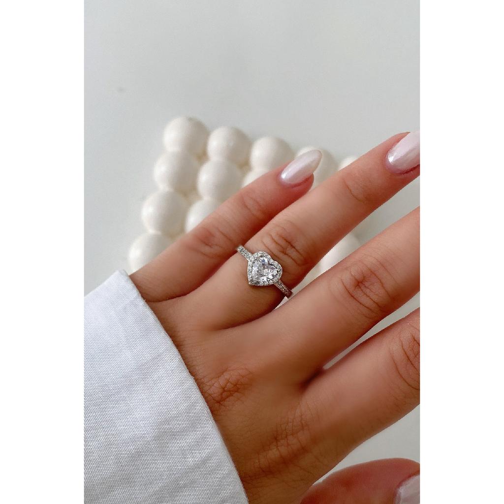 Verstellbarer Stahlring mit herzförmigem Zirkonstein