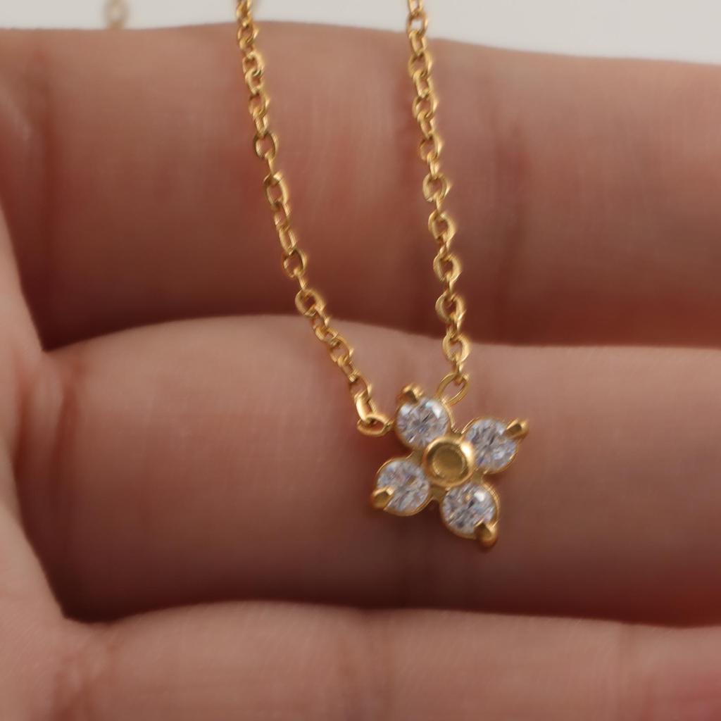 Gold-Plated Titanium Steel Flower Necklace with Inlaid Diamond and Clover Pendant - Non-Fading Luxury Clavicle Chain