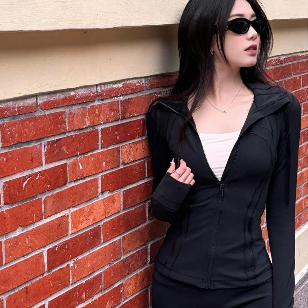 

Женская спортивная куртка с капюшоном приталенного кроя - Верхняя одежда для бега и йоги S/Size 2