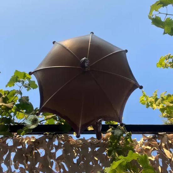 Mangiatoia per Uccelli a Forma di Ombrello Decorativa in Metallo da Esterno Appesa Mangiatoia per Colibrì a Ombrello Rovesciato Vassoio con Gancio per Cortile Balcone