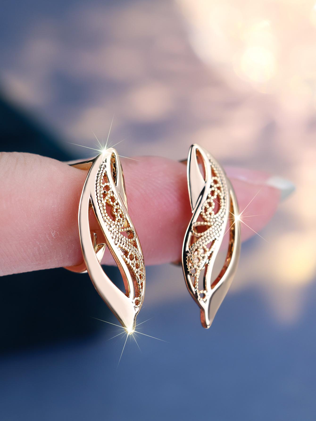 

Crafted champagne gold hollow pattern engraved ear buckle, elegant style exquisite high-end versatile temperament female stud earrings