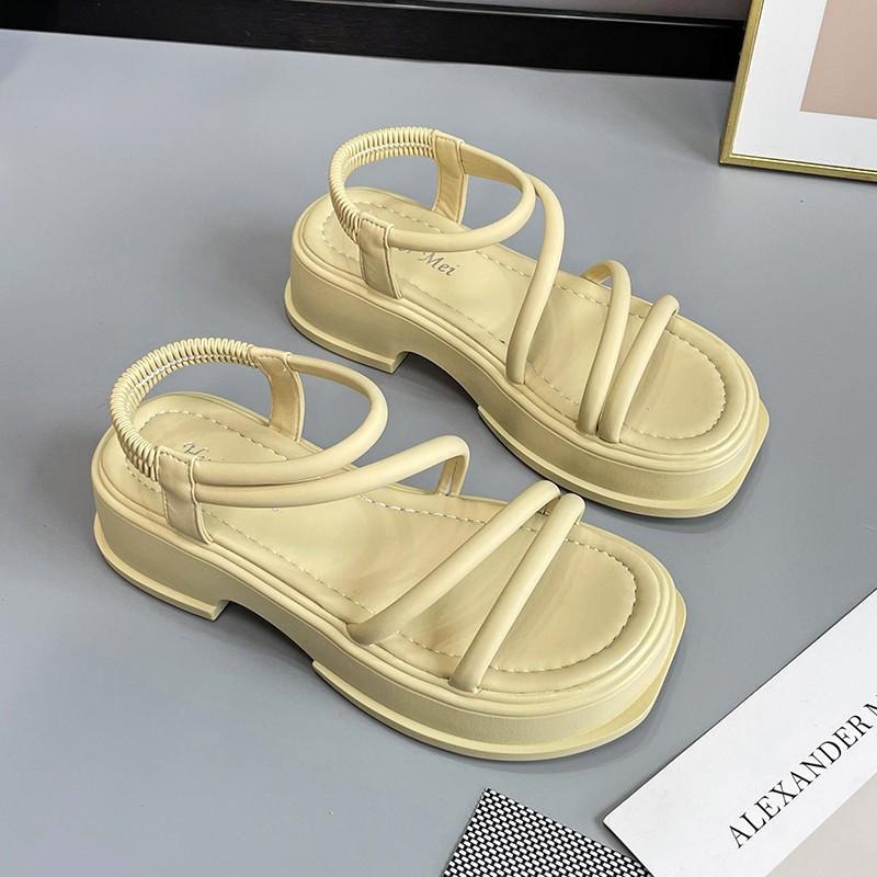 2024 nya romerska sandaler platåsula mode mångsidiga med kjol en-ords mjuk sula strandskor kvinnor