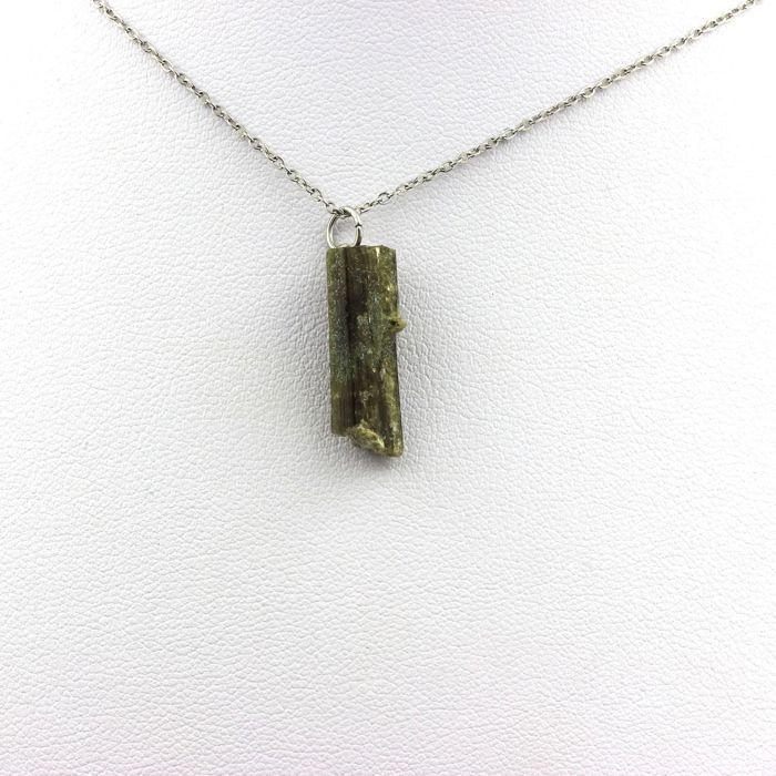 Pierres et Minéraux. Collier Epidote brut. 8.38 ct. Belledonne, Isère, France.