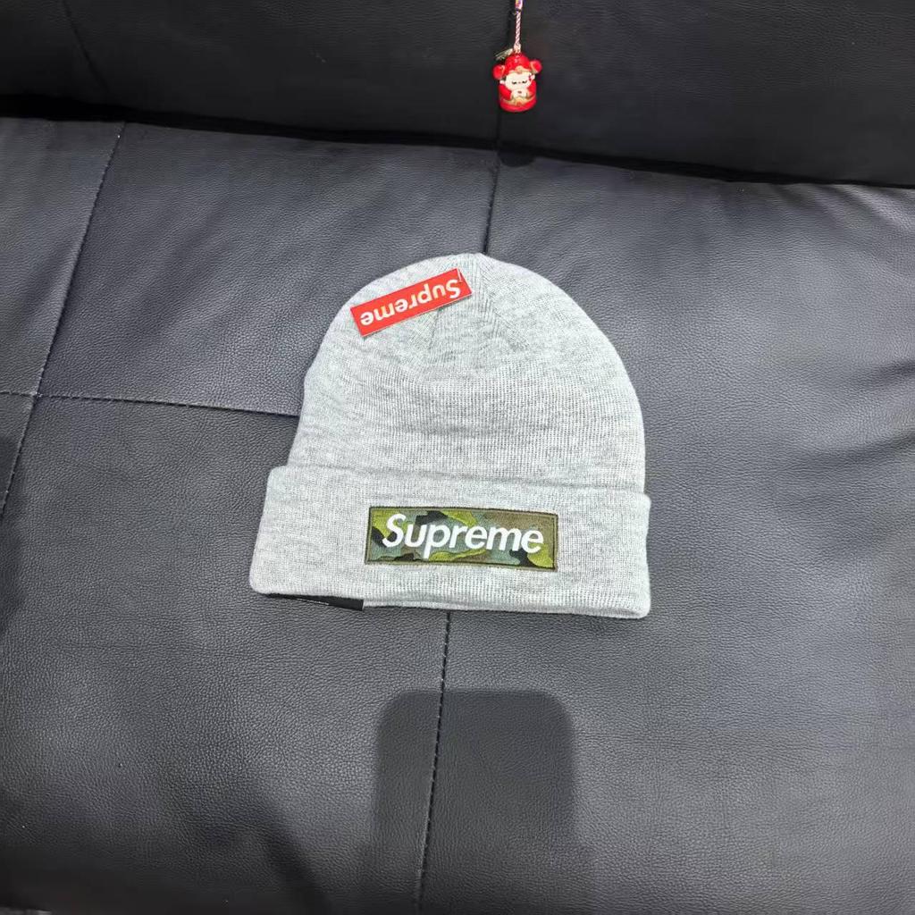 Stylové trendy unisex pletené čepice s nápisem pro podzim/zimu