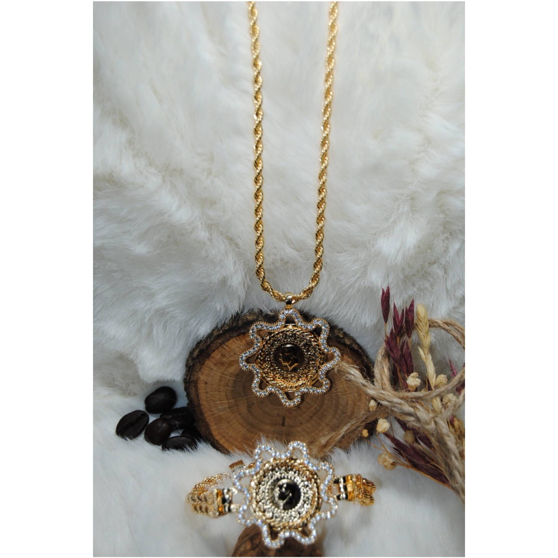 

Женский браслет с позолотой 22 карата