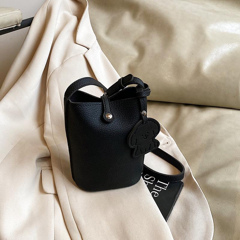 Korean Version of Fashion Mobile Phone Bag Crossbody Women's Bag 2025 New Simple Lychee Pattern Bucket Bag Versatile Shoulder Bag