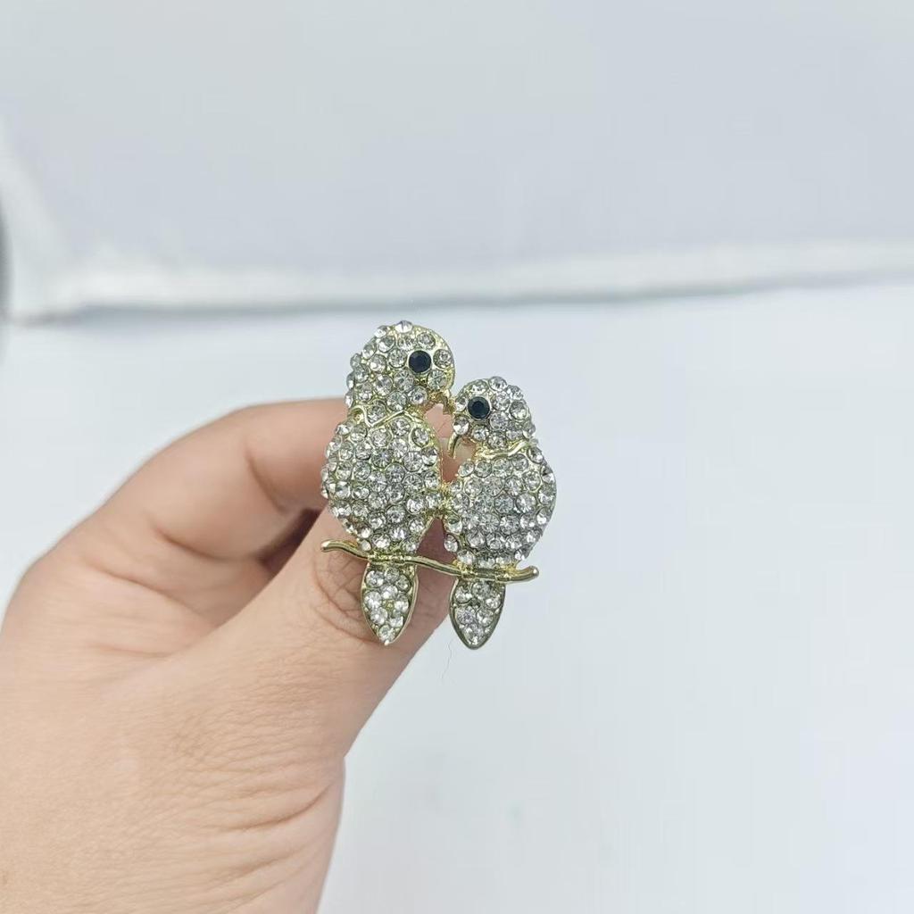 Pearl Diamond Bird Brooch: Imitation Parrot Pin with Oil Drop Details - Unique Animal Corsage Accessory for Women