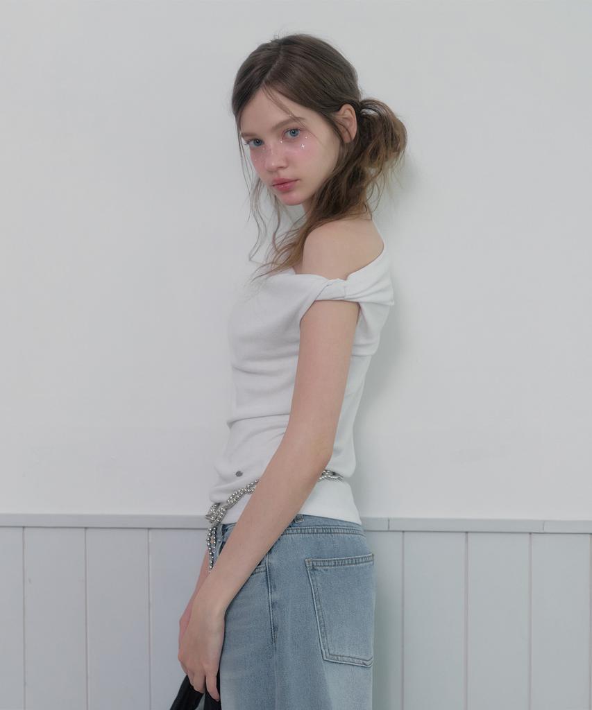 Teuwi Mete Twist Asymmetrical Off-Shoulder T-Shirt