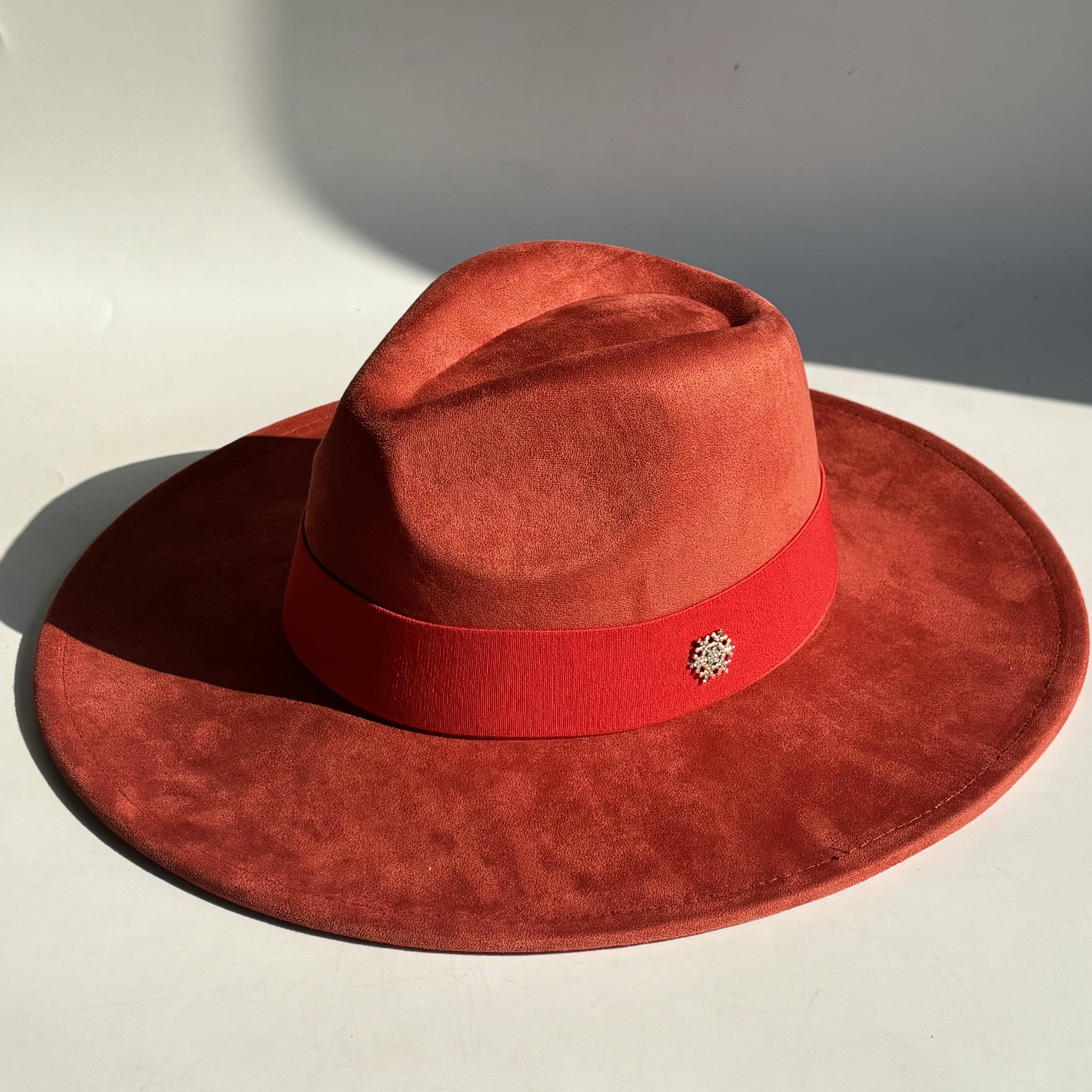 

2026Two-tone faux suede fedora hatwith anelastic metal logo trim 9.5-10 cmwidejazz/dresshat stylesuitable forboth men and women M56-58CM