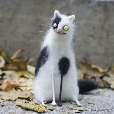 Plstěné figurkyFamiliars Zvláštní ručně vyráběné plstěné ozdoby Rozmarné panenky kočky/vačice Sběratelská zvířecí figurka pro dekoraci stolu, police, stolní desky