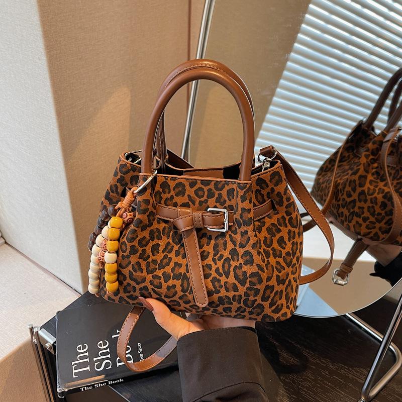 Leopard print bag women's autumn and winter 2025 new versatile niche design shoulder messenger bag popular portable bucket bag