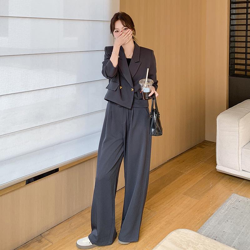 

Модный женский костюм весна-лето 2025: Комплект из двух предметов: короткий блейзер и широкие брюки Large серый