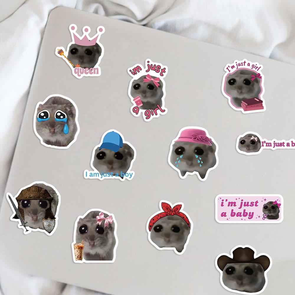 56 pièces Autocollants Meme Hamster Triste Autocollants Mignons Esthétique Téléphone Carnet Valise Ordinateur Portable Réfrigérateur Mur Animal de Dessin Animé Autocollant