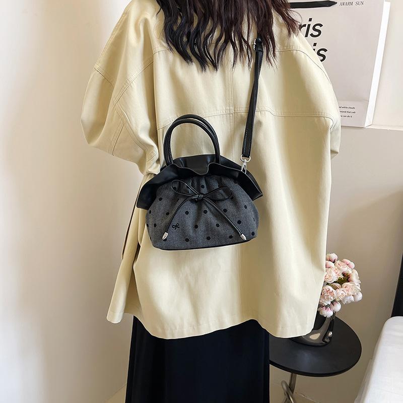 

Small bag women s 2025 new fashion casual shoulder messenger bag women s foreign style portable bucket bag 20*10*15 чёрный