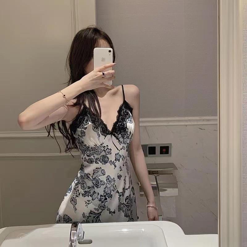Pijama de Encaje Veraniego Sedoso para Mujer: Tirantes Acolchados y Diseño Suave