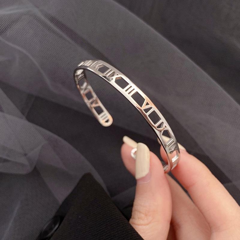 Elegant Roman Numeral Women’s Bracelet - High-End, Minimalist Design