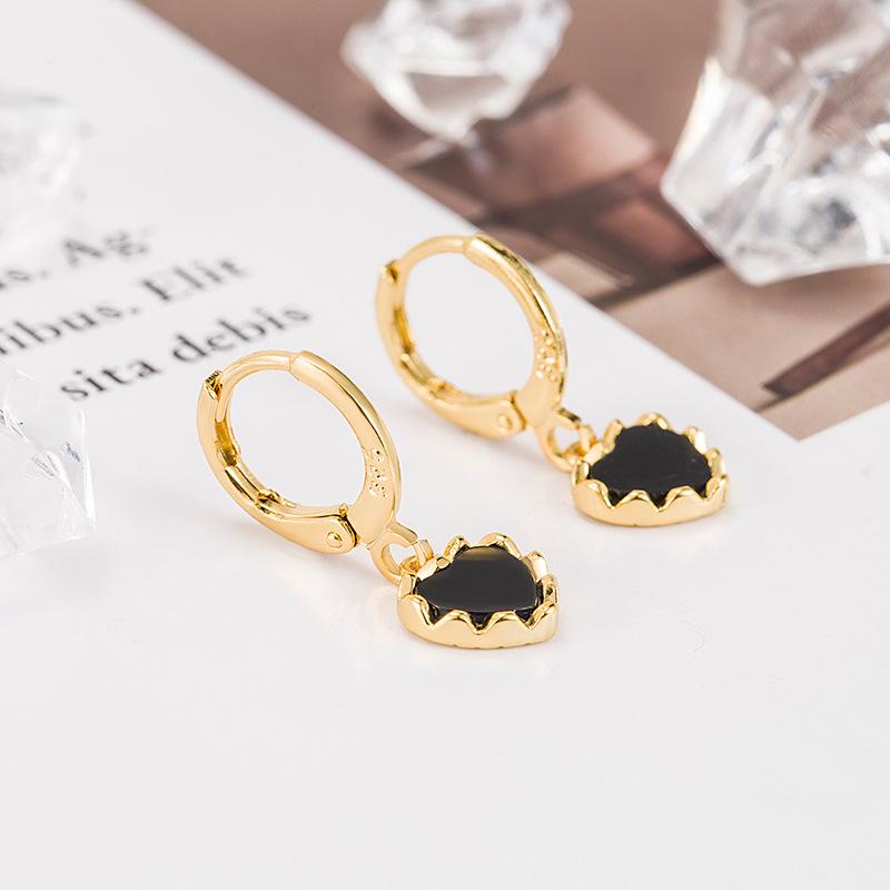 Black Heart Retro Luxury Earrings: High-End, Light Dangle Studs with Unique Design