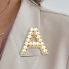 Elegante Dames Broche met Kunstparels en Hoofdletter Speld voor Pak Revers Badge
