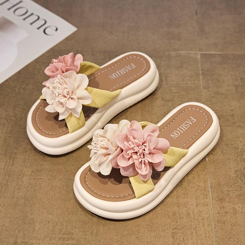 

Летом 2025 года новые трехмерные шлепанцы на платформе с цветами для женщин носят с открытым носком с юбками и отпускные сандалии на перемычке. 35 жёлтый