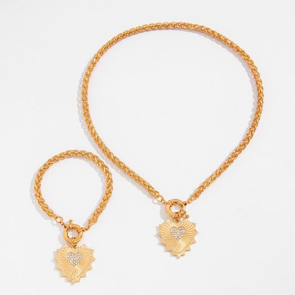 Heart Diamond Metal Pendant Necklace with Spring Clasp and Clavicle Chain - European & American Light Luxury Style