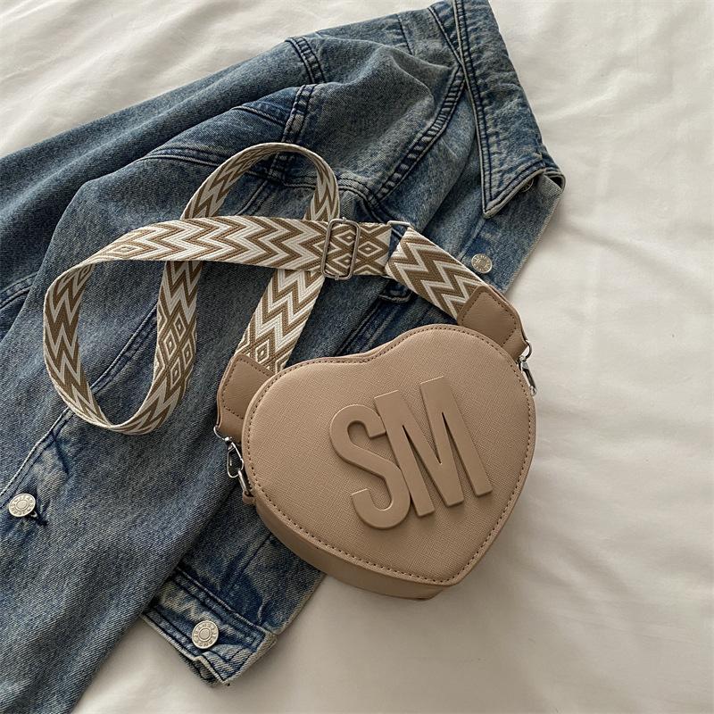 

2025 new foreign style women s bag, European and American fashion popular solid color letter heart bag temperament shoulder messenger bag хаки