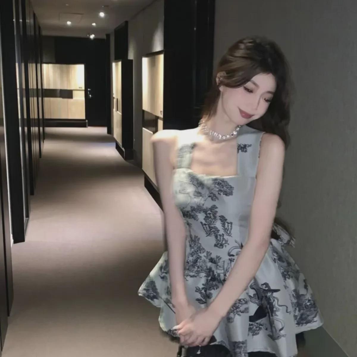 

Лето 2025 г. Платье-трапеция с открытой спиной и подтяжками, с бантом Large светло-серый