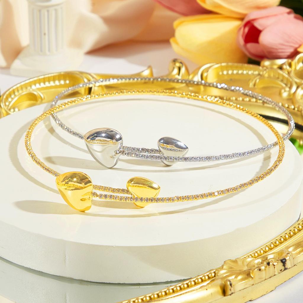 CMM Perfekt för alla tillfällen Trendigt hjärtformat silvergyllene armband halsband set Fodrat band Ett modeuttalande för fest kvinnor