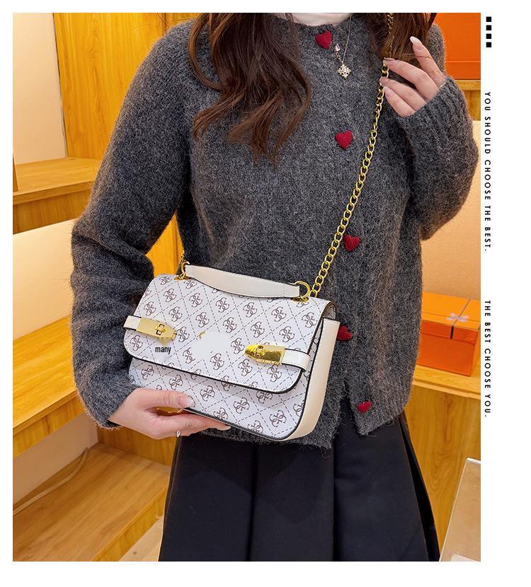 Platynowa Torebka na Ramię z Łańcuszkiem - Modna Mała Kwadratowa Damska Torebka z Teksturowanym Nadrukiem