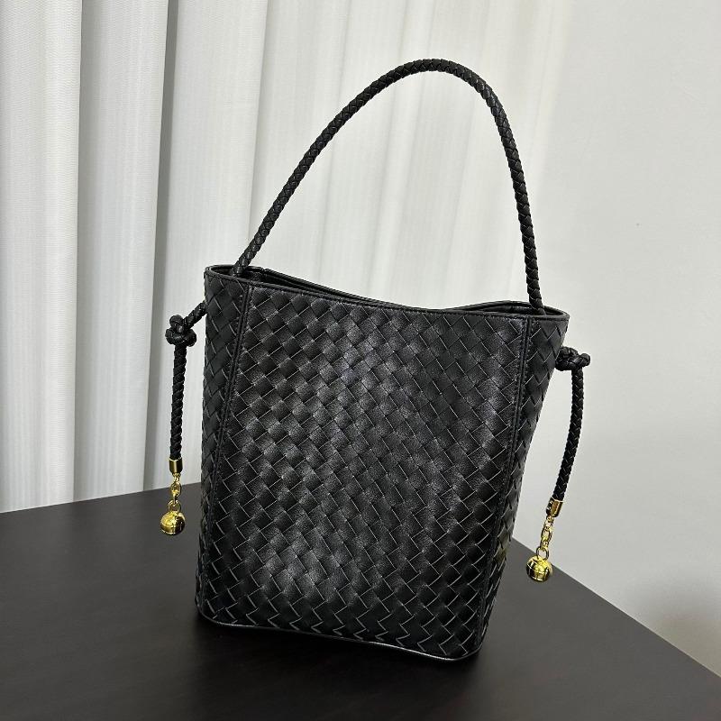 New medieval fashion versatile leather square shoulder underarm crossbody tote bag woven bag hand bucket bag