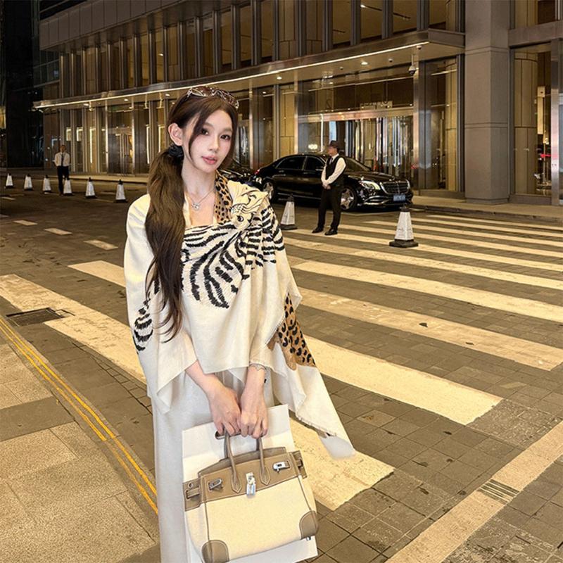 Luxury Women Scarf Leopard Tiger Print Scarf Soft Shawl Vintage Animal Scarf Oversized Breathable Neck Scarves Daily Outfit