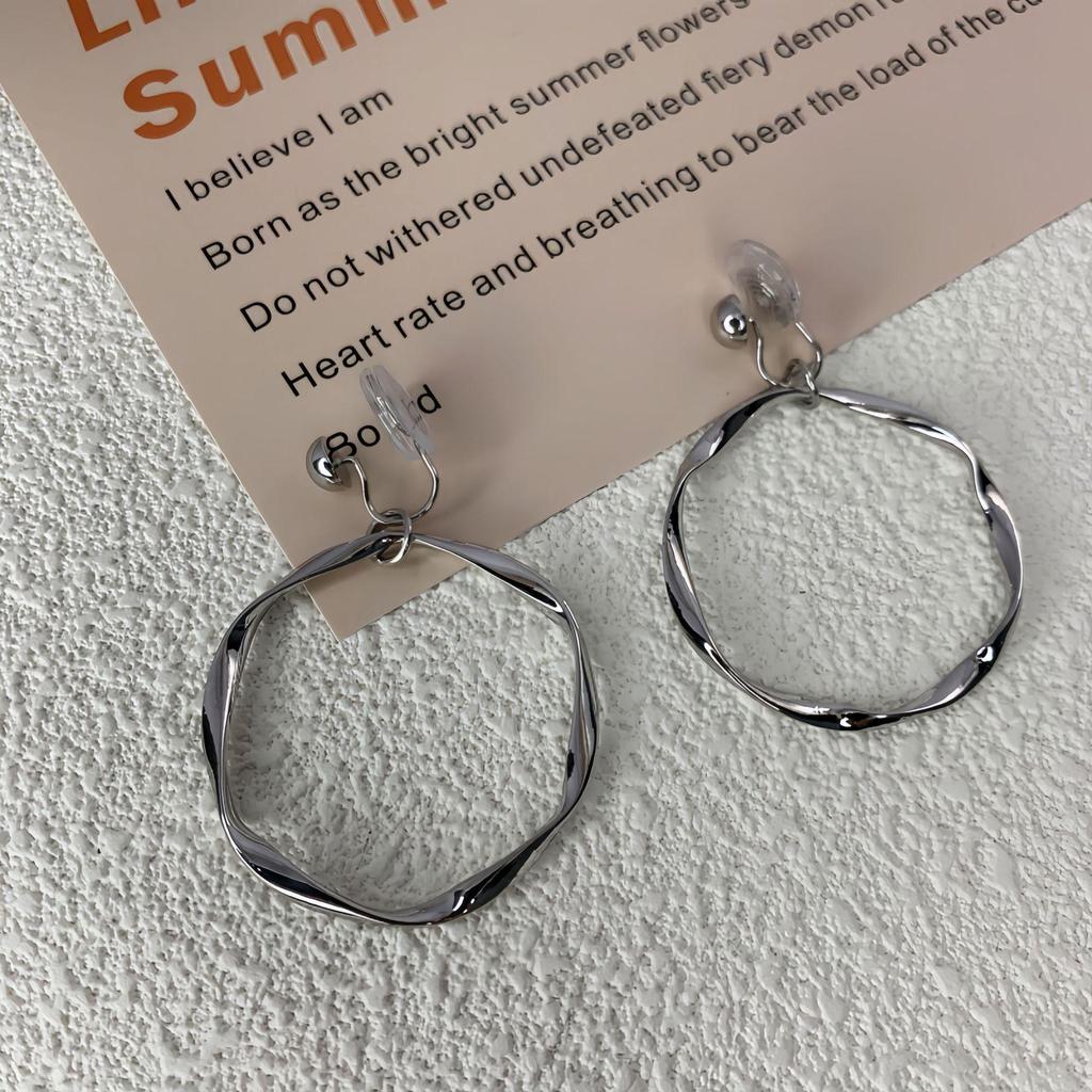 Chic Hoop Ear Clip Earrings: Stylish, High-End Design, No Piercing Needed, Ideal for Women Seeking Fresh, Elegant Fashion.