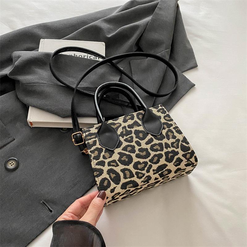 

Повсякденна персоналізована сумка на плече Літо 2024 Нова проста модна сумочка великого об’єму Проста повсякденна маленька квадратна сумка