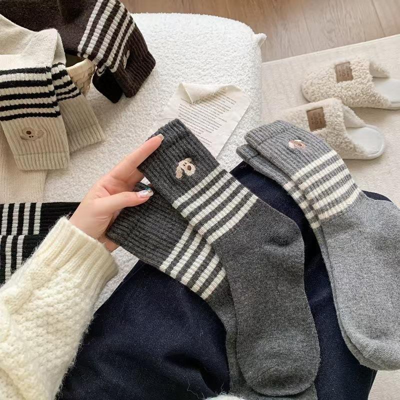 Wollsocken für Damen im Herbst und Winter Wadenlange Socken mit Fleece und Verdickung Warm und niedlich Welpen Gestreifte Damensocken