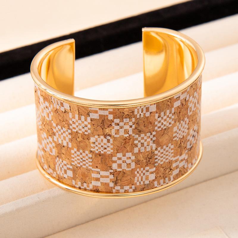 Cross-border hot-selling simple graffiti opening bracelet, high-end women's ins wide-faced bracelet, personalized trendy and cool retro jewelry.