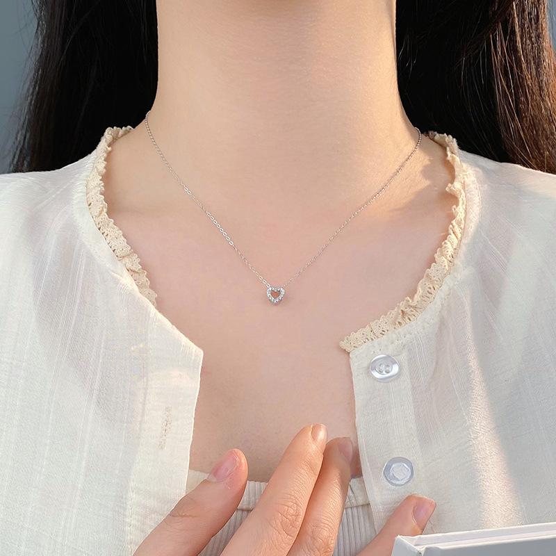 Sweet Hollow Out Love Necklace for Women, Luxurious and Niche Mini Collarbone Chain, High-end Feeling