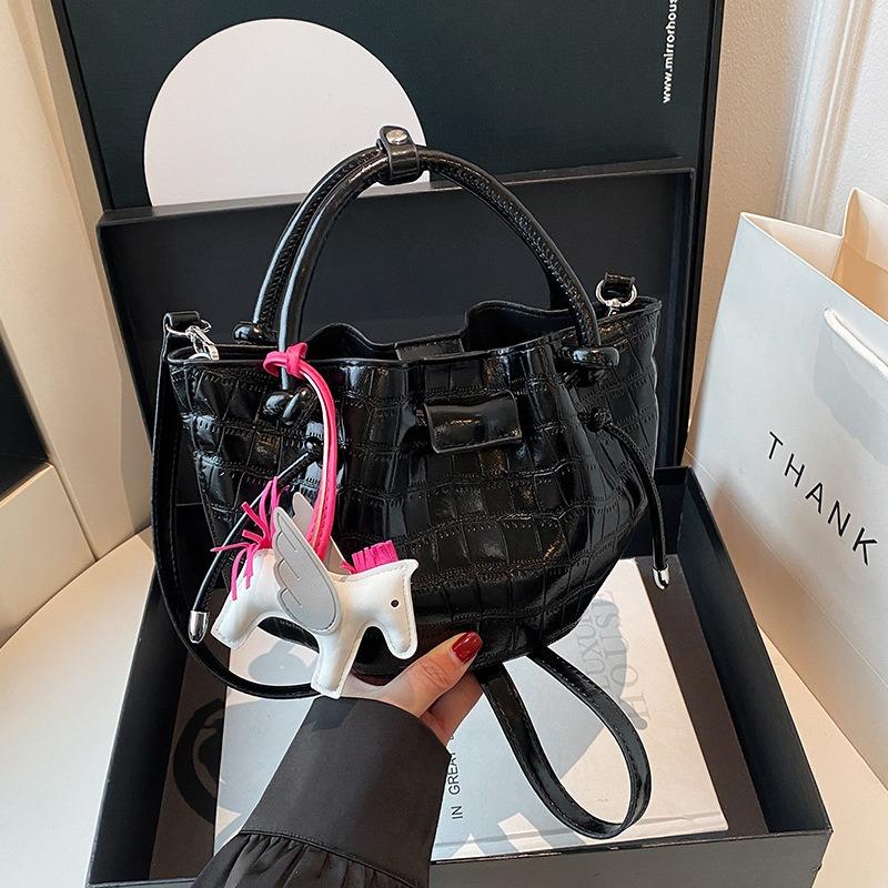 

Women s bag new portable fashion bucket bag casual mobile phone bag premium versatile shoulder small bag