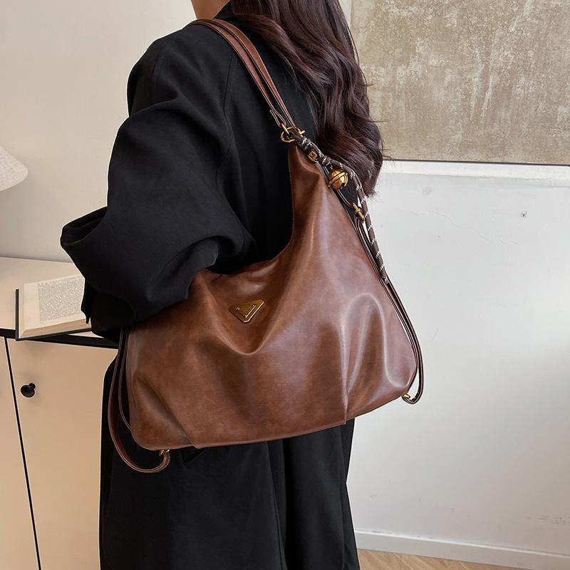 2025 winter new retro simple shoulder bag soft surface casual commuter backpack autumn and winter new messenger
