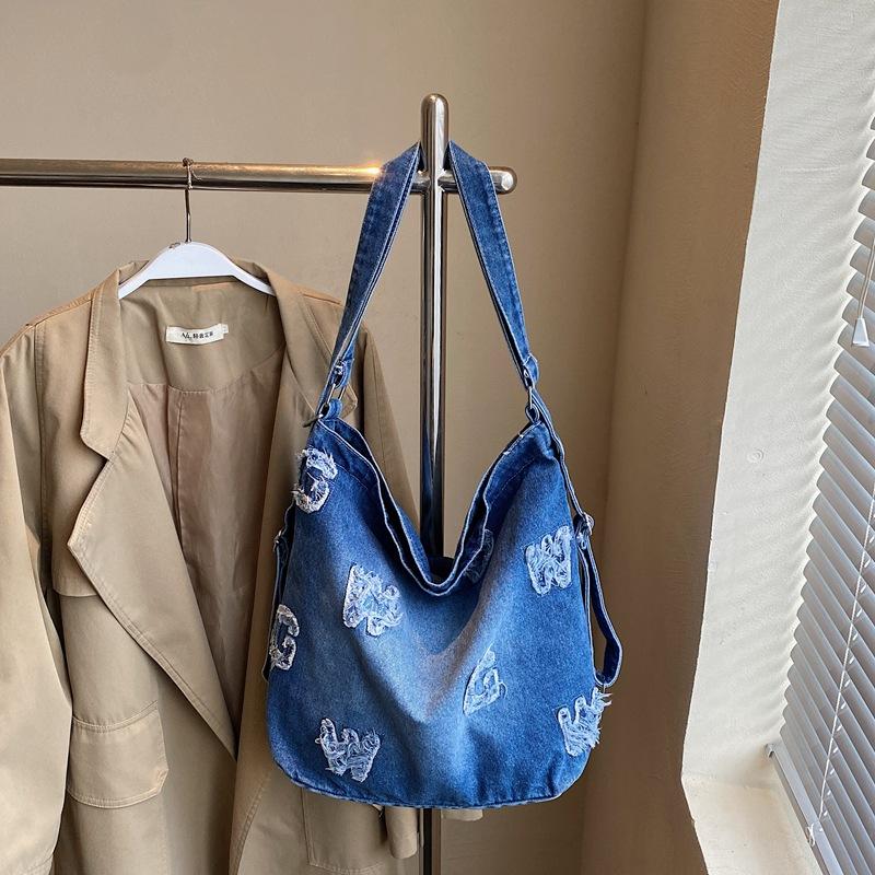 

Spring new niche design large-capacity bag 2025 fashion trend underarm bag women s shoulder tote bag джинсовий синього кольору