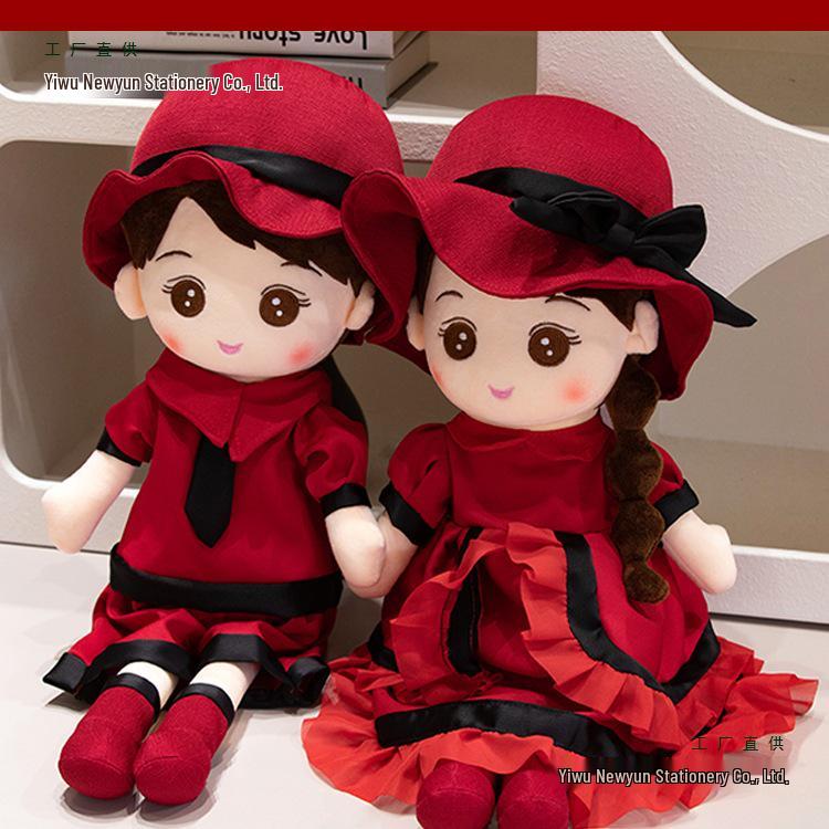 Frischvermählte Bett-Drück-Puppen: Ein Paar elegante Hochzeitsgeschenkpuppen im chinesischen Stil zur Dekoration des Brautgemachs.