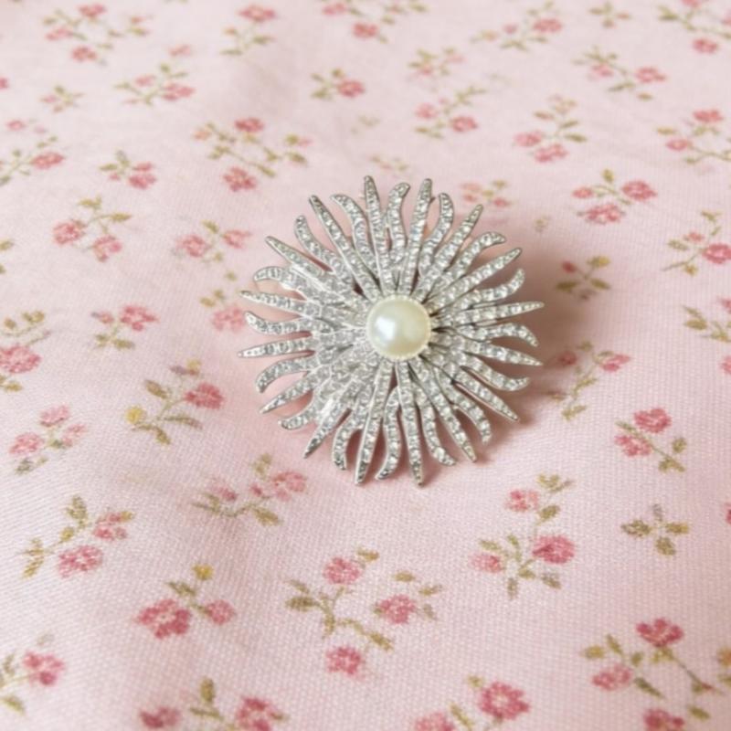 Fashion Metal Sun Flower Pearl Brooches For Women Clothing Coat Jewelry Accessries Gifts