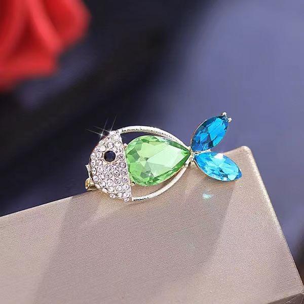 Cute Alloy Fish Cartoon Ocean Animal Brooches for Women Crystal Clothing Cute Lapel Pin Accessories Jewelry