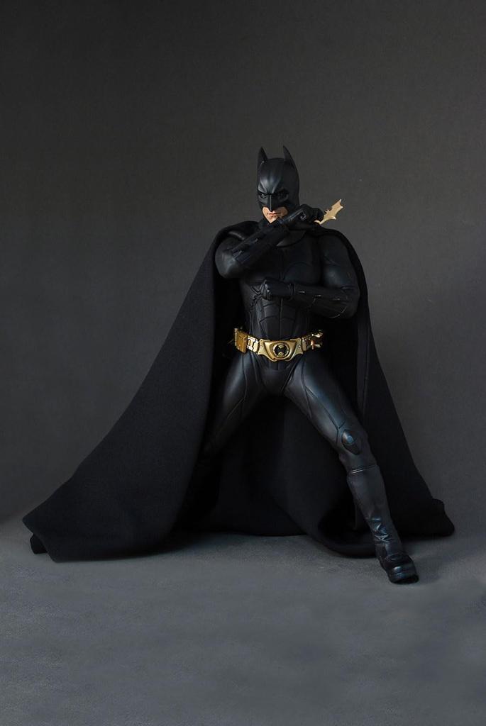 Movie Masterpiece Scale Fully Poseable Figure THE DARK KNIGHT BATMAN - 1/6 - (ORIGINAL COSTUME)