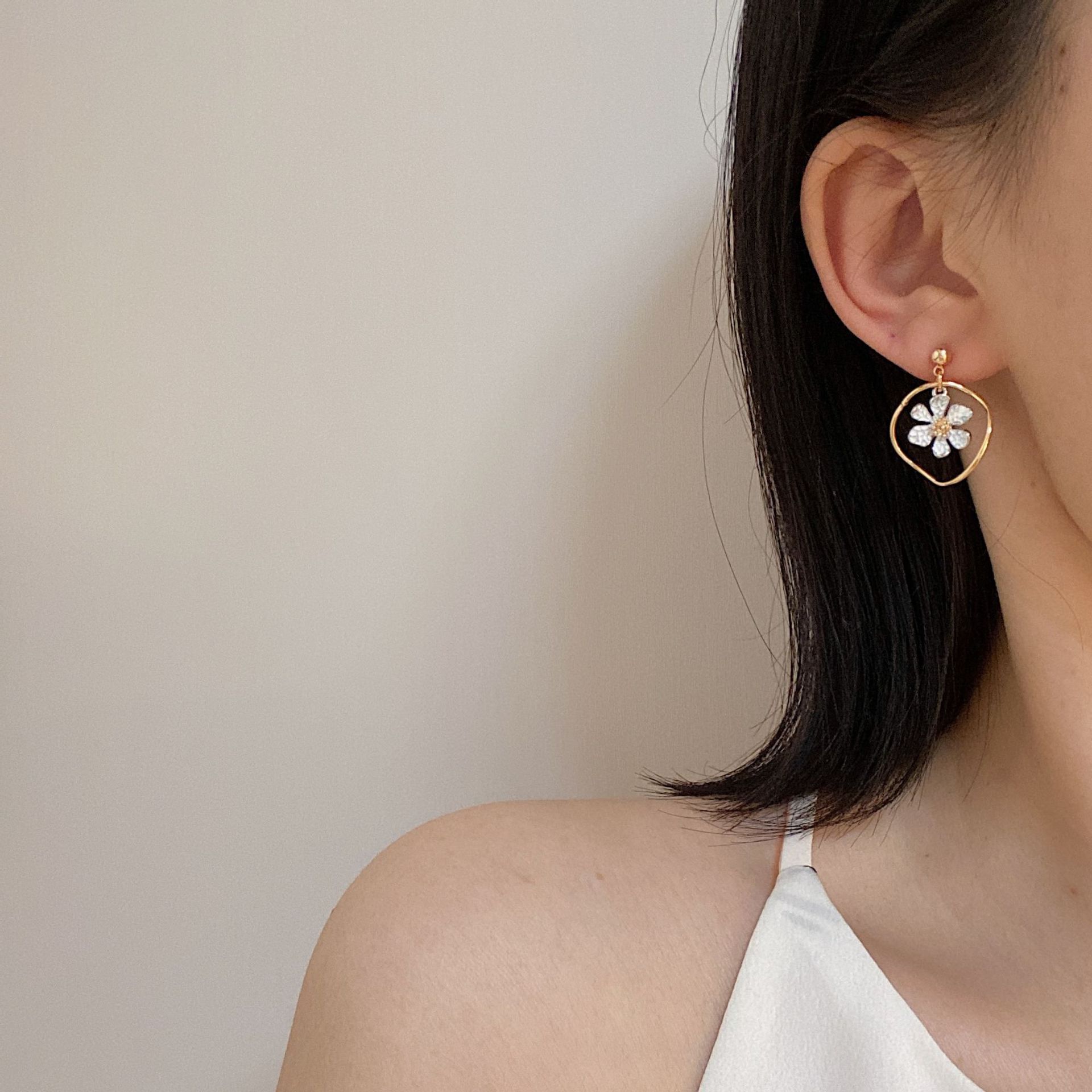 

Small daisy asymmetrical personality design forest style fresh retro earrings