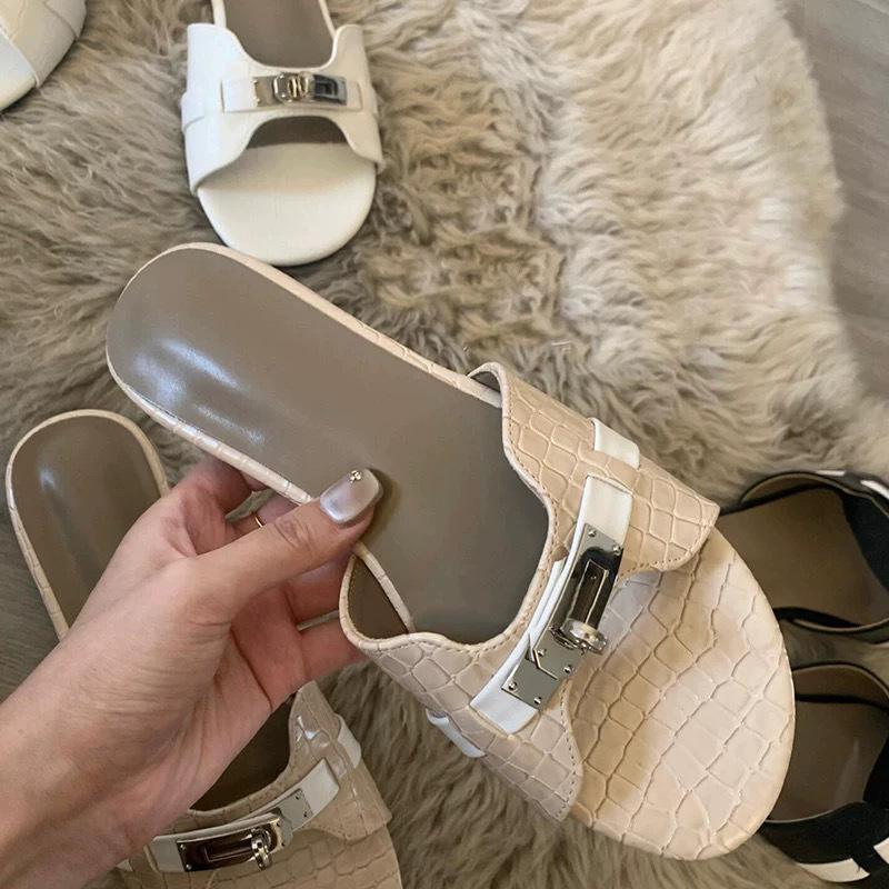 

Zhongjia s new open-toed crocodile pattern patent leather metal buckle flat-bottomed slippers for women in summer, wearing one-word beach sandals 40