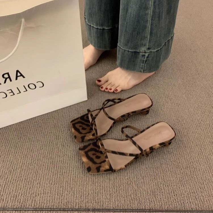 2025 new retro niche thick heel toe leopard print cool slippers female summer outer wear fairy foot clip one-word drag